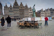 Bélgica retrasa toque de queda para que gente pueda pasear sus perros