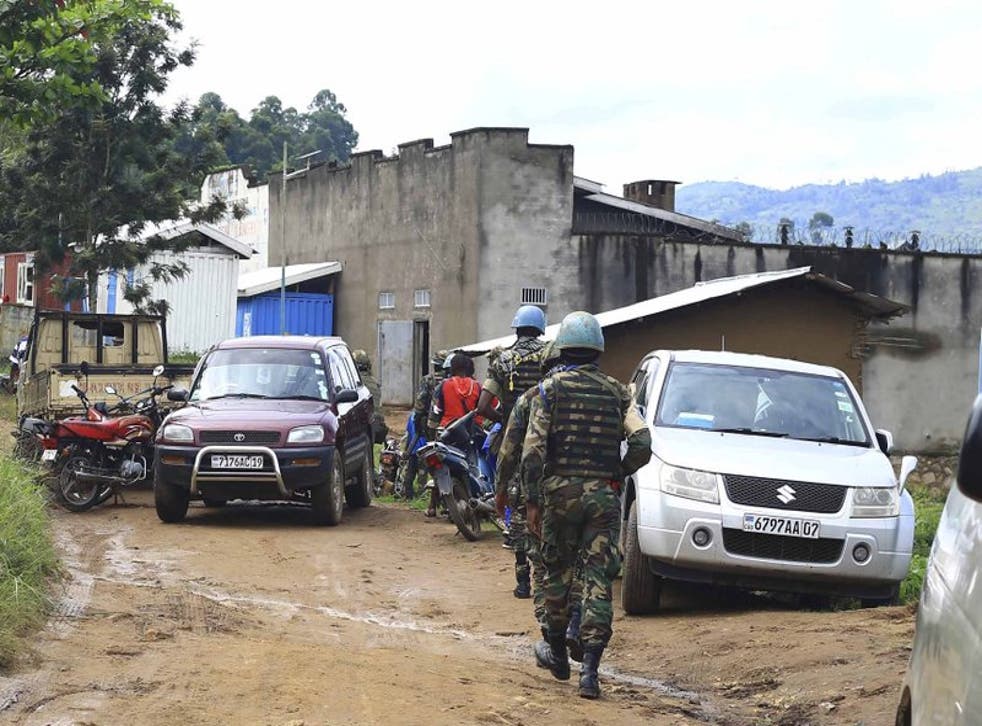 Soldados de la ONU vigilan la entrada de la prisión Kangbay, en Beni, Congo