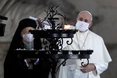Papa usa mascarilla y pide por las víctimas del COVID-19