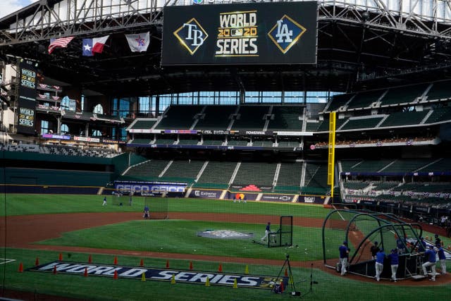 El grupo a capella pre grabó la canción que se mostrará en
vídeo en el Globe Life Field.
