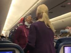 Mujer golpea a azafata en la cara por pedirle que usara su mascarilla