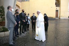 El papa reanuda las audiencias en interior sin mascarilla
