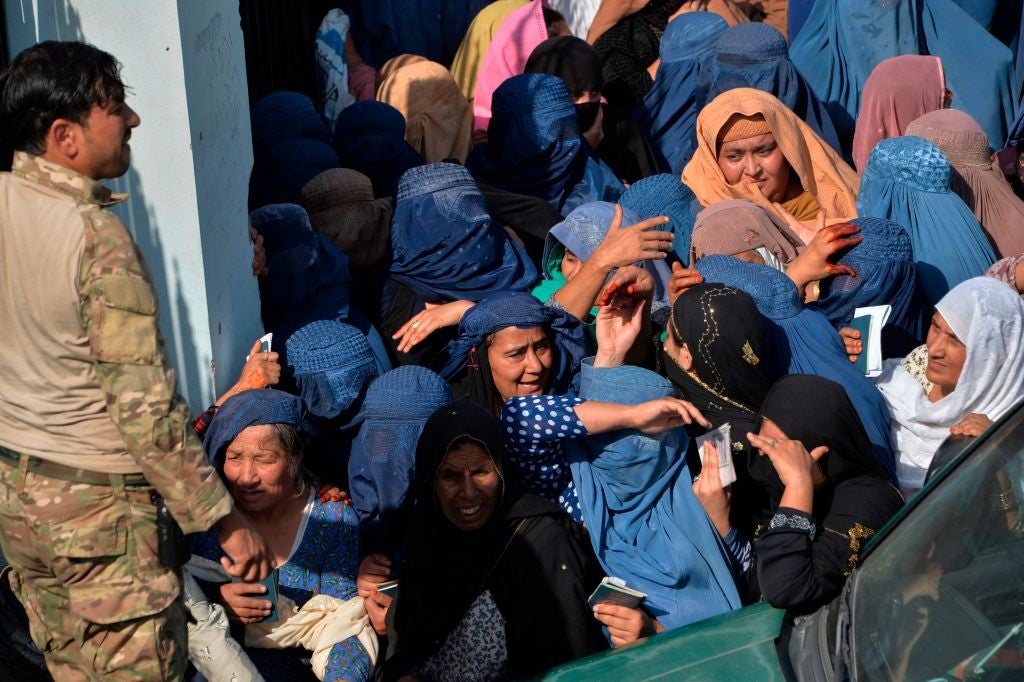 Se produjo una estampida entre los miles de afganos que esperaban en un estadio de fútbol para conseguir visas para salir del país.