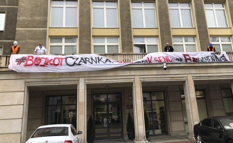 Activistas protestan contra el nuevo ministro de Educación de Polonia, Przemyslaw Czarnek, afuera del ministerio, en Varsovia, el 21 de octubre de 2020