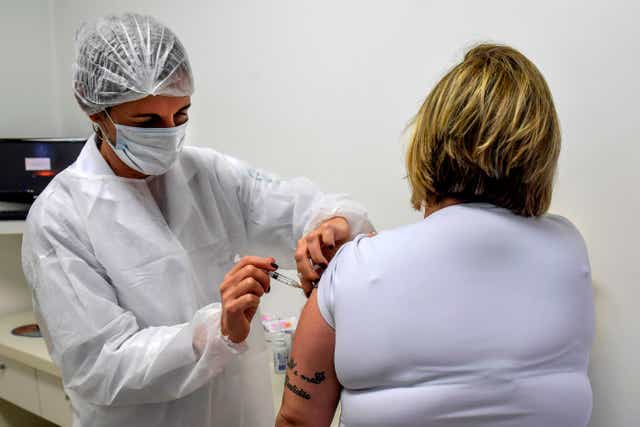 La doctora es uno de los 5.000 voluntarios que participan en Brasil de los ensayos de fase 3 de la vacuna desarrollada por la Universidad de Oxford.