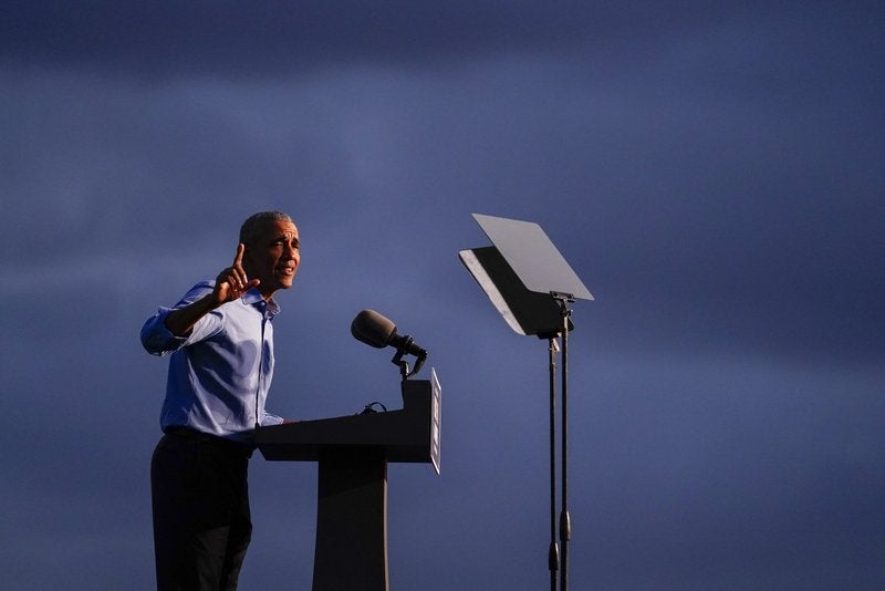 El expresidente Barack Obama habla en el estadio Citizens Bank Park en un acto de campaña en favor del candidato presidencial demócrata Joe Biden