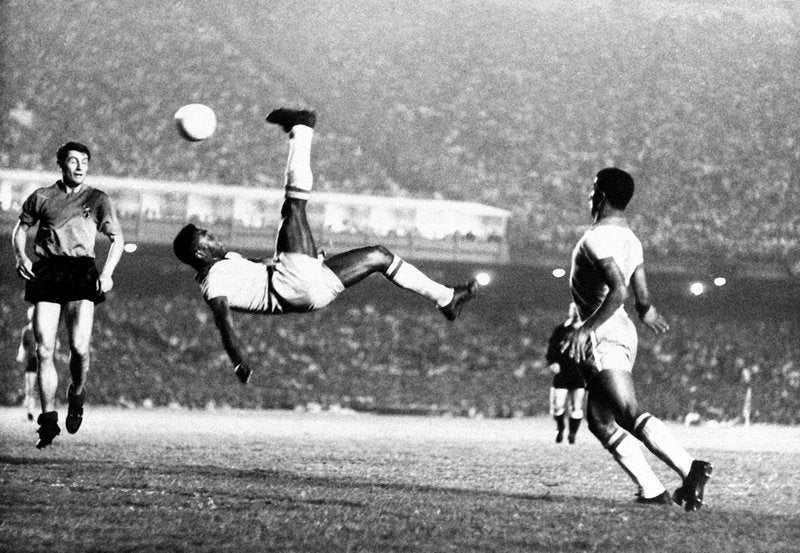 Pelé remata de chilena en un partido amistoso contra Bélgica en 1968