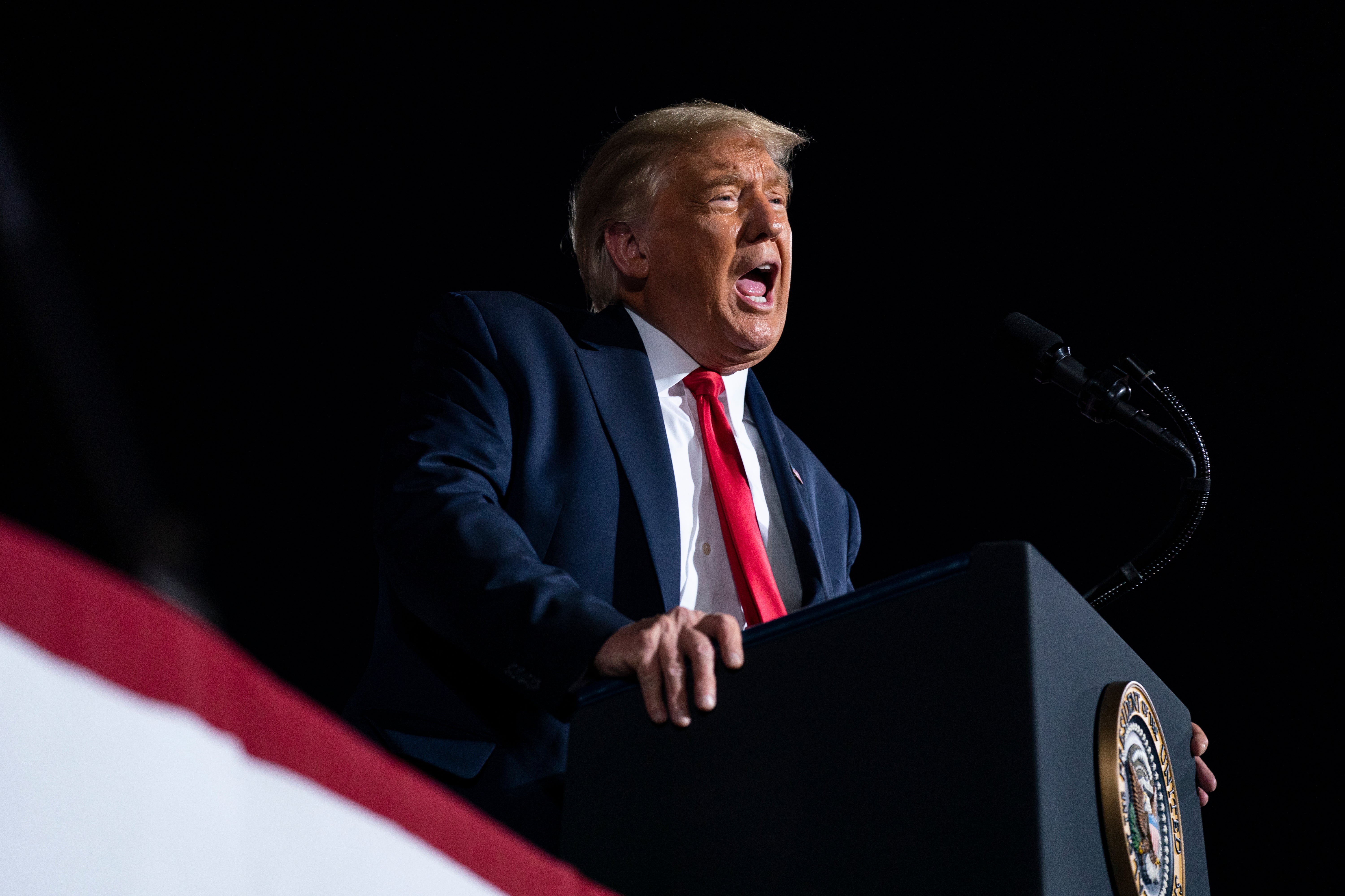 Trump aprobó una orden que podría destruir la administración de Biden