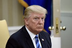 Trump tuitea foto de un libro de sus ‘logros’ con página en blanco