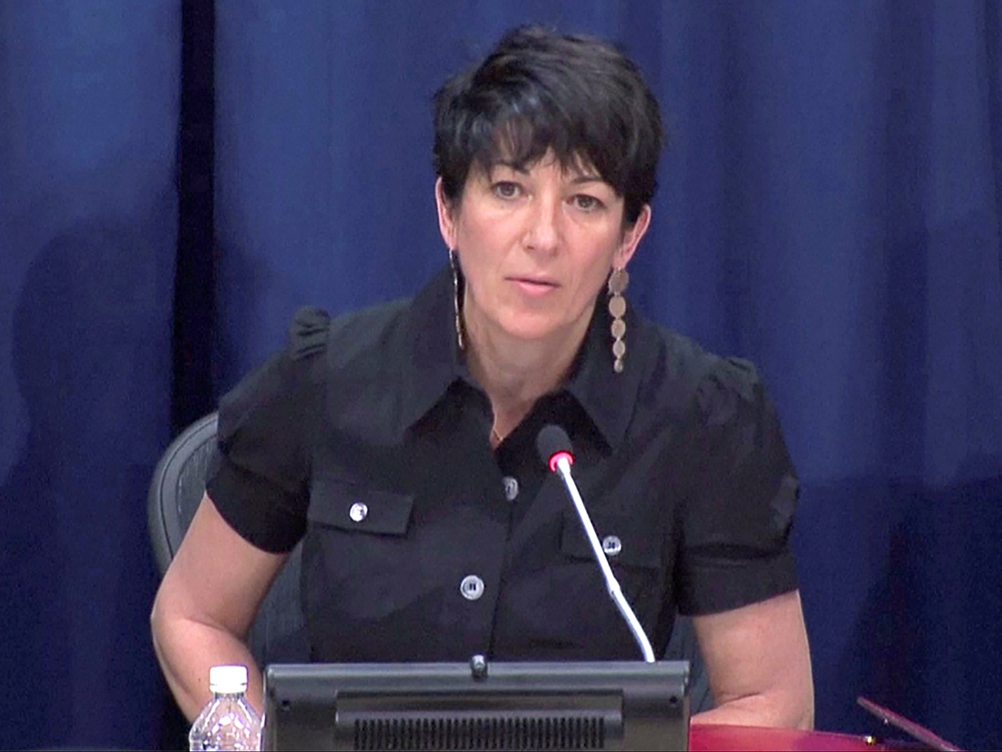 Ghislaine Maxwell fue abusada físicamente por un guardia de la prisión, afirma una abogada