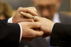 Desata polémica apoyo del Papa a matrimonios igualitarios