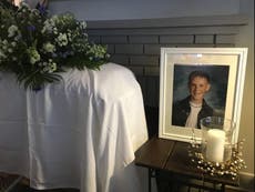 Cumpleañero es festejado con un funeral organizado por su novio
