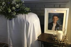 Cumpleañero es festejado con un funeral organizado por su novio
