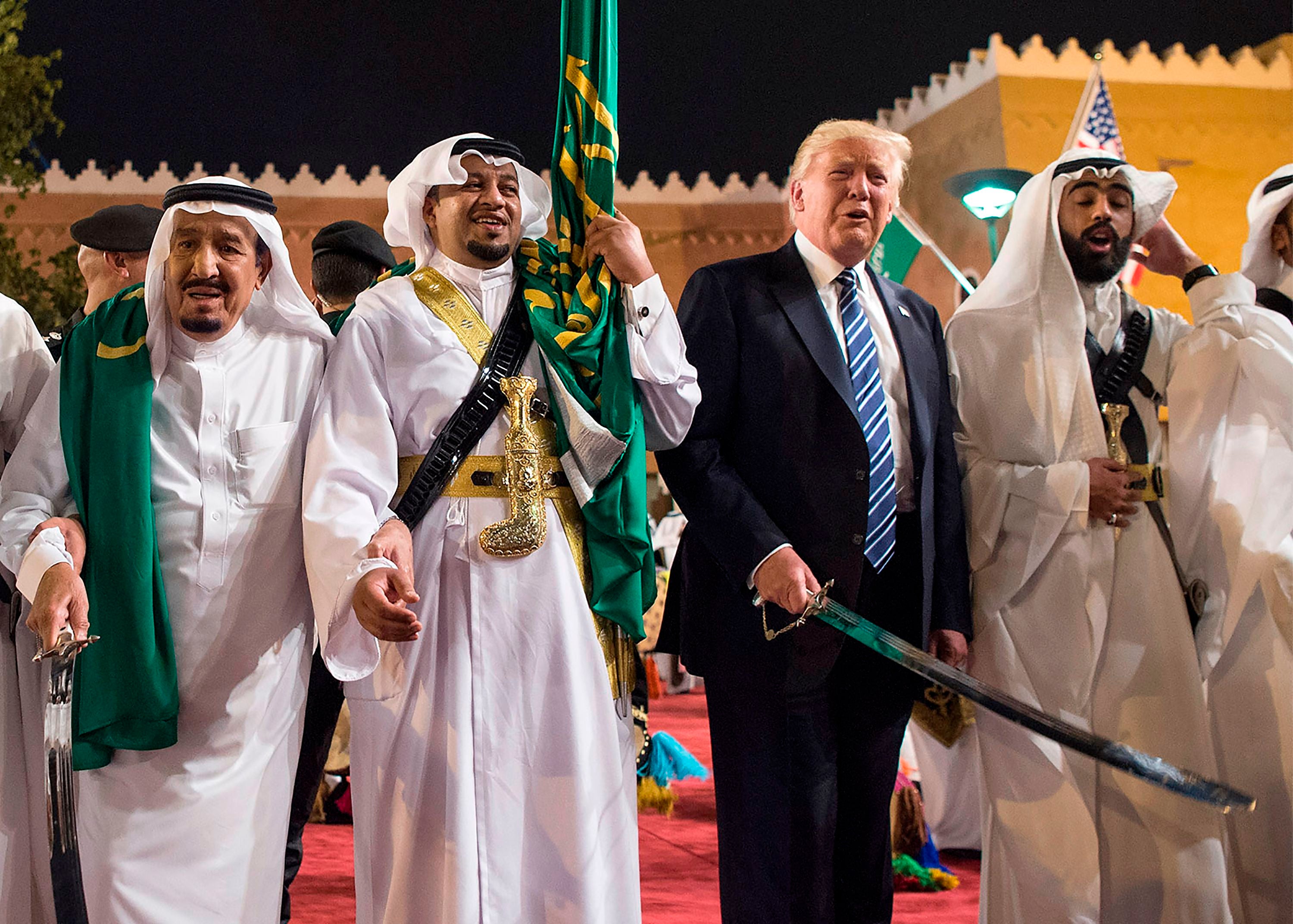 Trump en el Palacio Real saudita en mayo de 2017, un viaje que puso en marcha una dramática renovación de las relaciones que liberó las manos de las monarquías del Golfo. (Foto de BANDAR AL-JALOUD/Palacio Real saudita/AFP vía Getty Images)