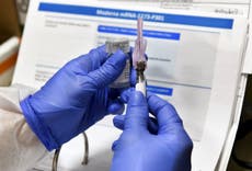 Reguladores en EE.UU. abordan problemas con vacuna del COVID-19