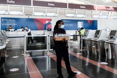 Deltra veta a 460 personas de sus vuelos por no usar una máscara