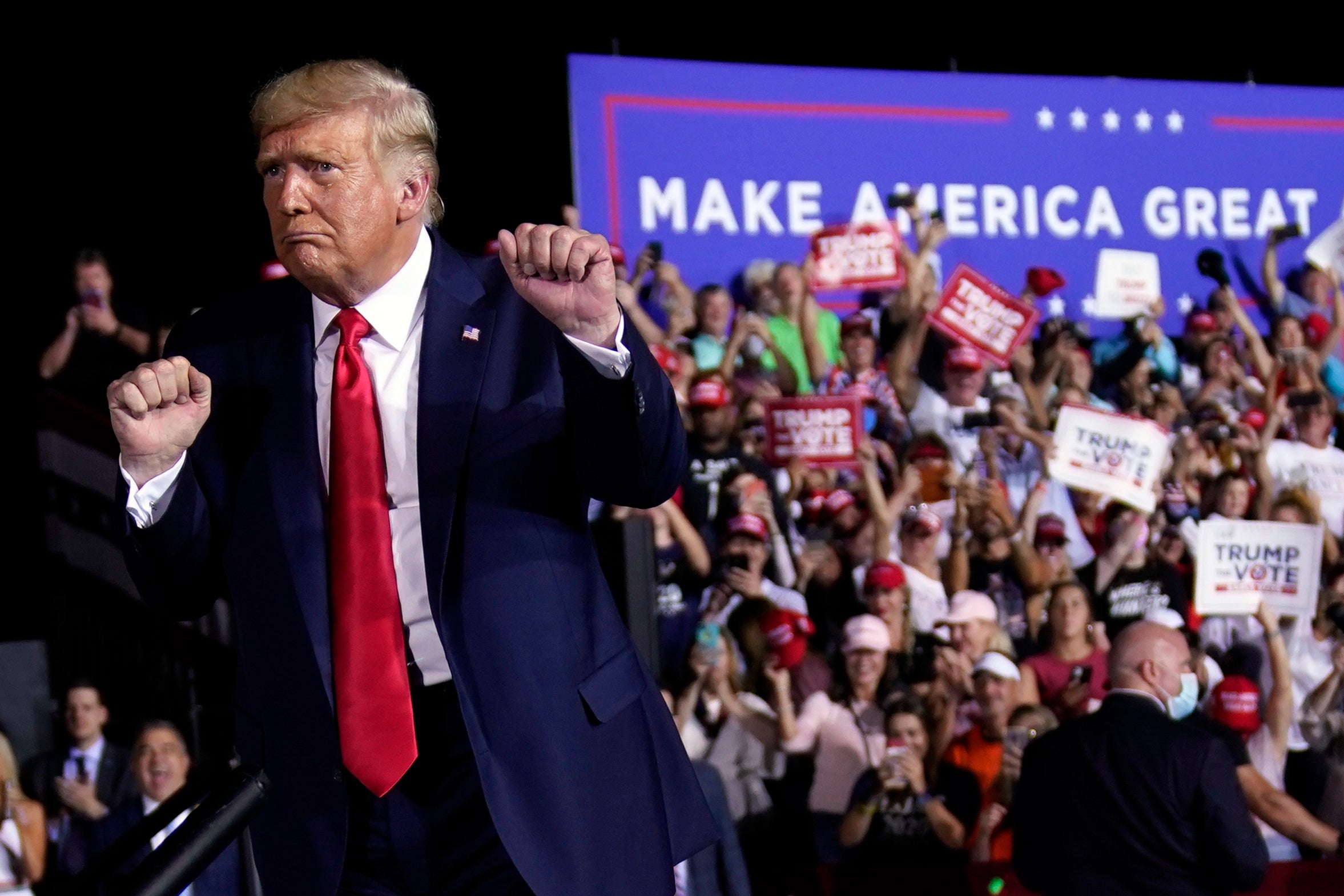 Mítines de Donald Trump provocaron incremento en casos de Covid