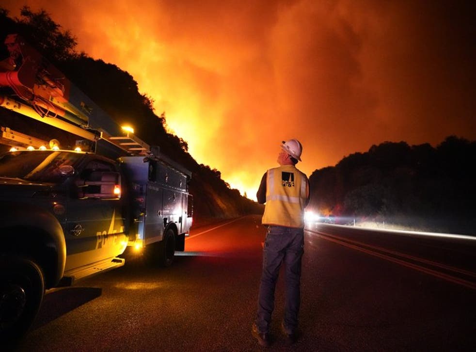 Operario de Pacific Gas and Electric en incendio Creek Fire desde la autopista 168 cerca de Alder Springs, California.