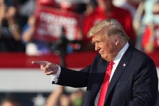 Partidario de Trump parece mostrar señal de poder blanco durante mitin