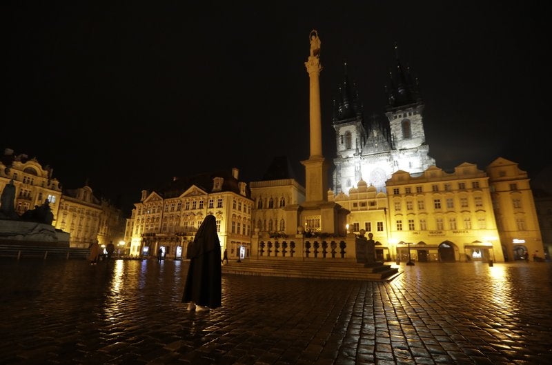 Una monja reza en una Plaza de la Ciudad Vieja casi vacía en Praga, República Checa, el 23 de octubre de 2020.