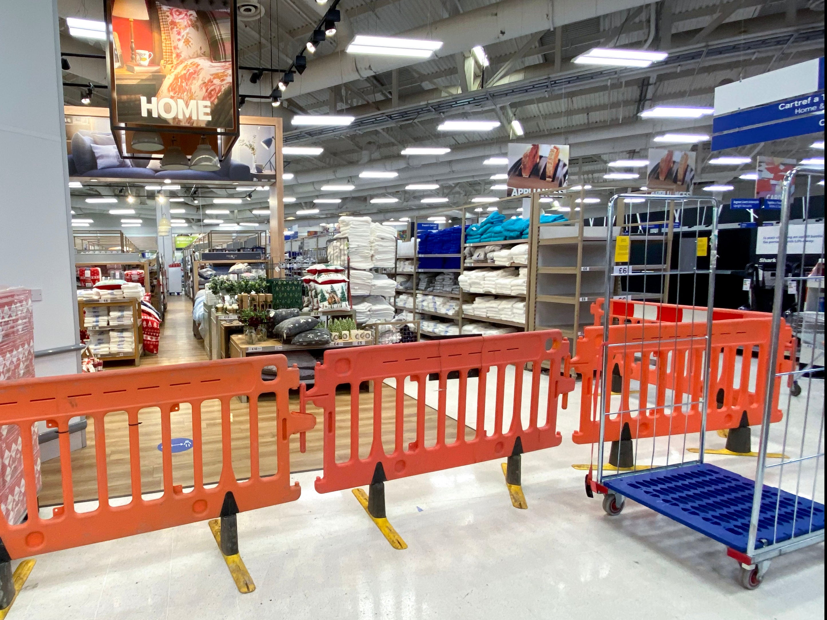 Los artículos no esenciales están bloqueados en un supermercado Tesco en Western Avenue en Cardiff, Gales.