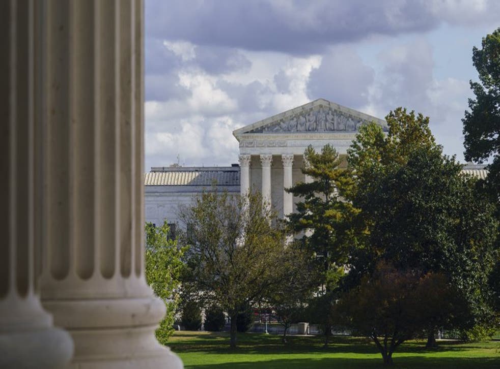 El edificio de la Corte Suprema de Estados Unidos, visto desde la sede del Senado, en el Capitolio.