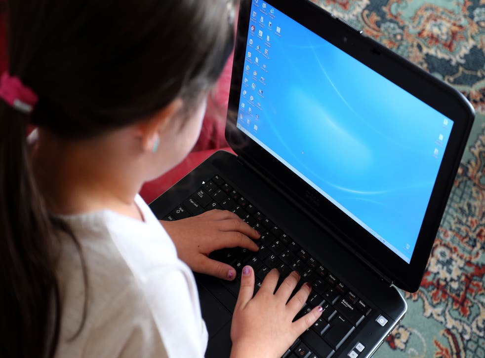El gobierno prometió entregar cientos de miles de computadoras portátiles y tabletas a escolares desfavorecidos