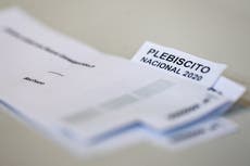 Millones de chilenos asisten a votar a plebiscito constitucional