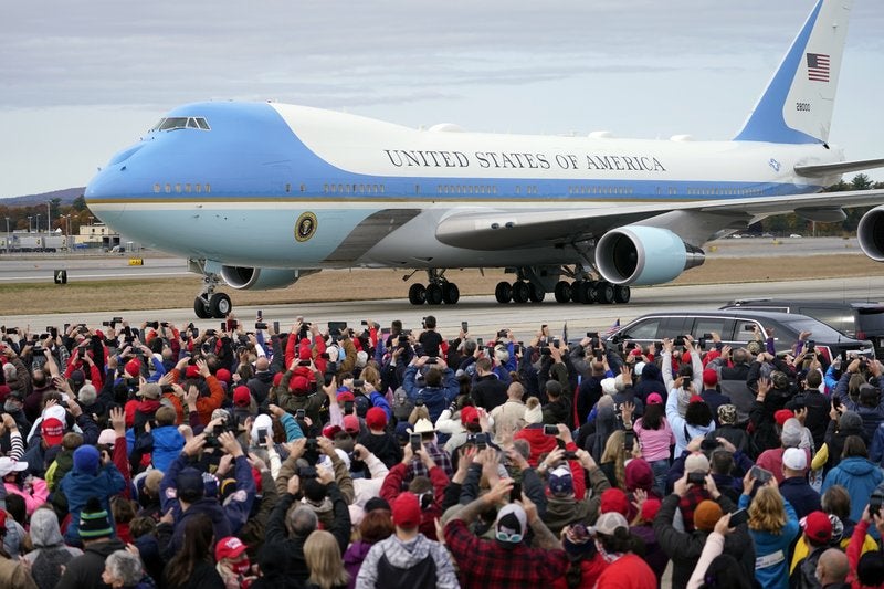 El avión presidencial estadounidense llega para un evento de campaña del presidente Donald Trump en aeropuerto Manchester-Boston, Londonderry, Nuevo Hampshire, el 25 de octubre del 2020. (Photo/Elise Amendola)(Photo/Julio Cortez, File)
