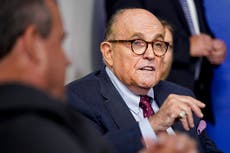 Rudy Giuliani atrapado en las protestas contra Trump en Manhattan