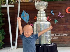 ¡Emotivo! Campeones de la NHL visitan el Centro de Cáncer Infantil en Tampa 
