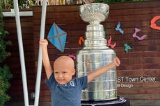 ¡Emotivo! Campeones de la NHL visitan el Centro de Cáncer Infantil en Tampa