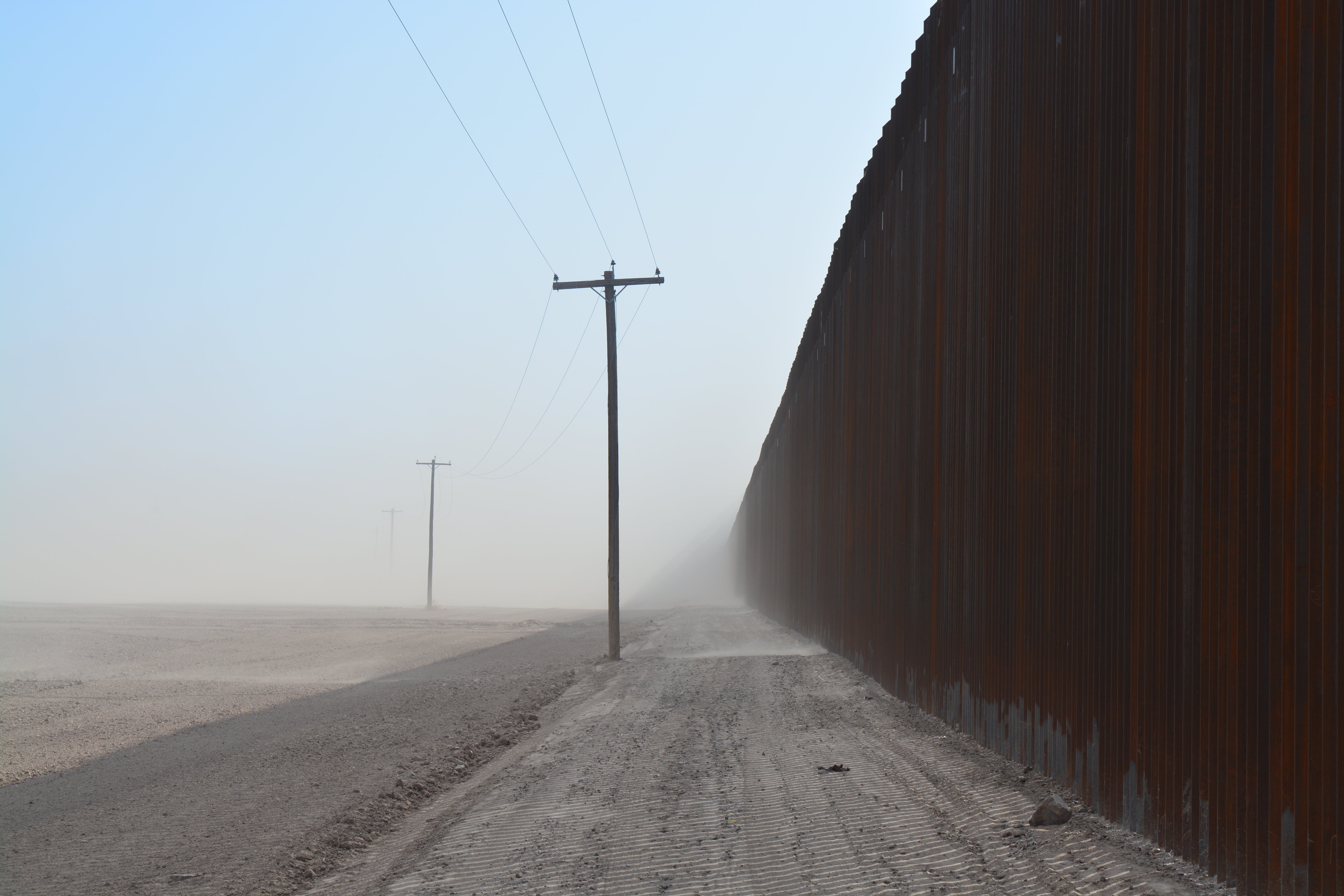 El muro fronterizo cerca de San Luis, Arizona, donde el presidente celebró 200 millas de nueva construcción en junio.