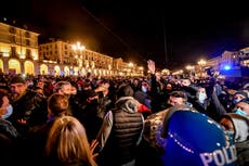 Covid: Cientos protestan violentamente contra restricciones en Italia