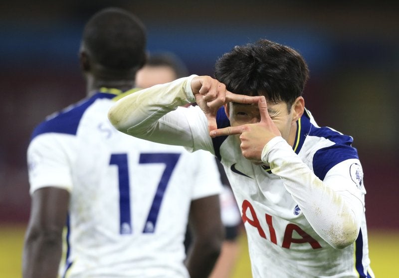 Son Heung-min celebra tras marcar el gol con el que Tottenham derrotó 1-0 a Burnley.