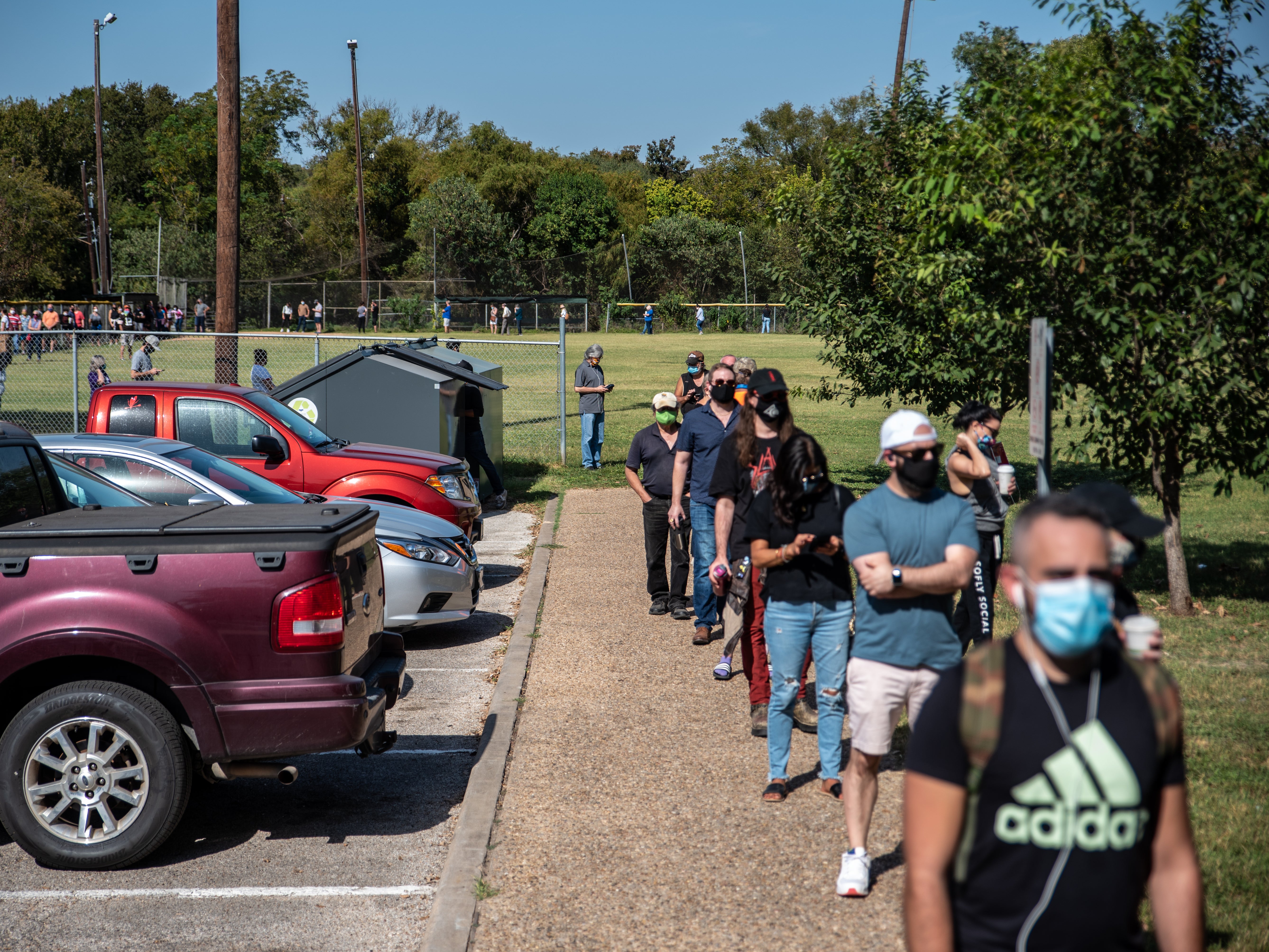 Los primeros votantes esperan en fila en un lugar de votación el 13 de octubre en Austin, Texas.