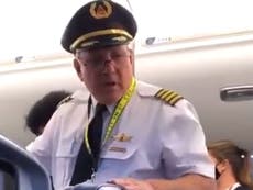 Delta expulsa a una mujer de un vuelo por usar una gorra ofensiva