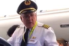Expulsan a pasajera de vuelo por usar una gorra ofensiva