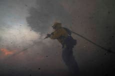 Fuertes vientos áridos podrían avivar los incendios en California
