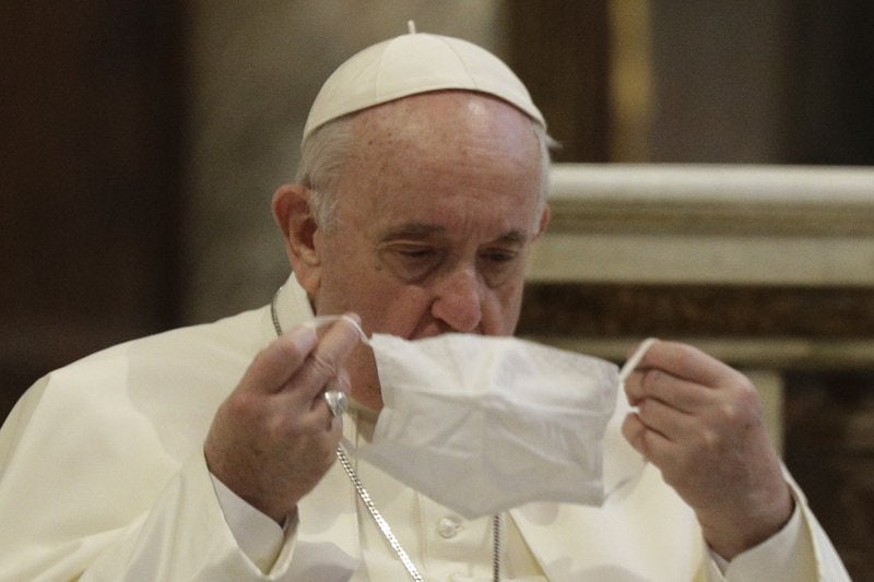 El papa Francisco se coloca una mascarilla para asistir a una ceremonia ecuménica por la paz en la Basílica de Santa Maria in Aracoeli.