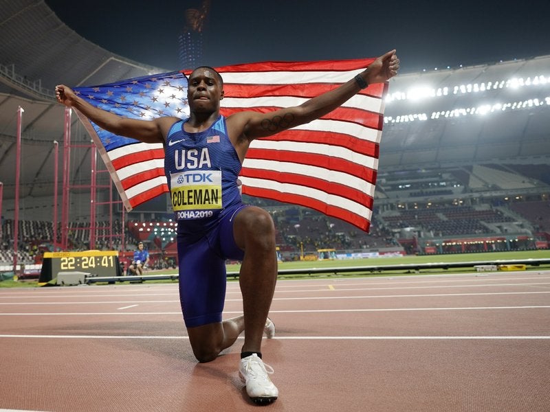 El velocista estadounidense Christian Coleman celebra tras ganar la medalla de oro de los 100 metros en el Mundial de atletismo en Doha