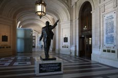 Argentina: Estatua de exmandatario Kirchner vuelve a ponerse en pie