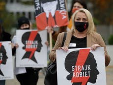 Mujeres hacen huelga nacional tras fallo que penaliza el aborto