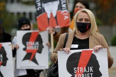 Mujeres hacen huelga nacional tras fallo que penaliza el aborto