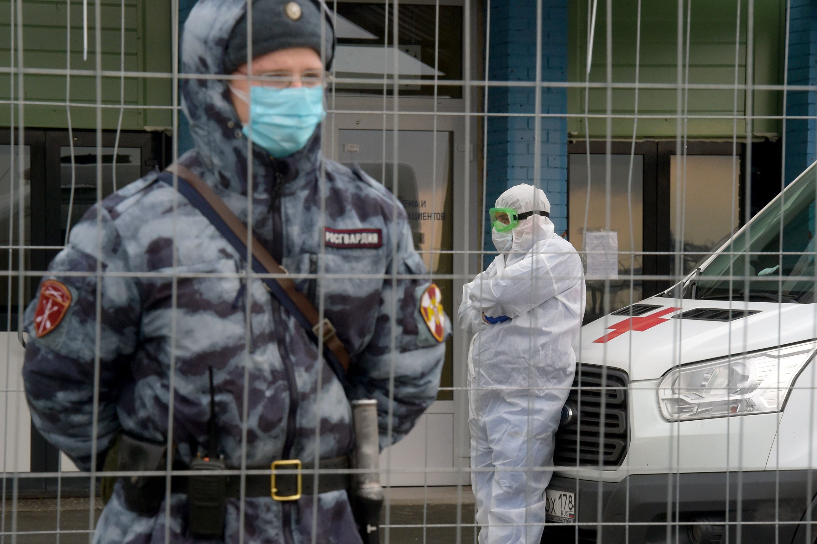 La Guardia Nacional rusa y un médico fuera del hospital Covid-19 de San Petersburgo.