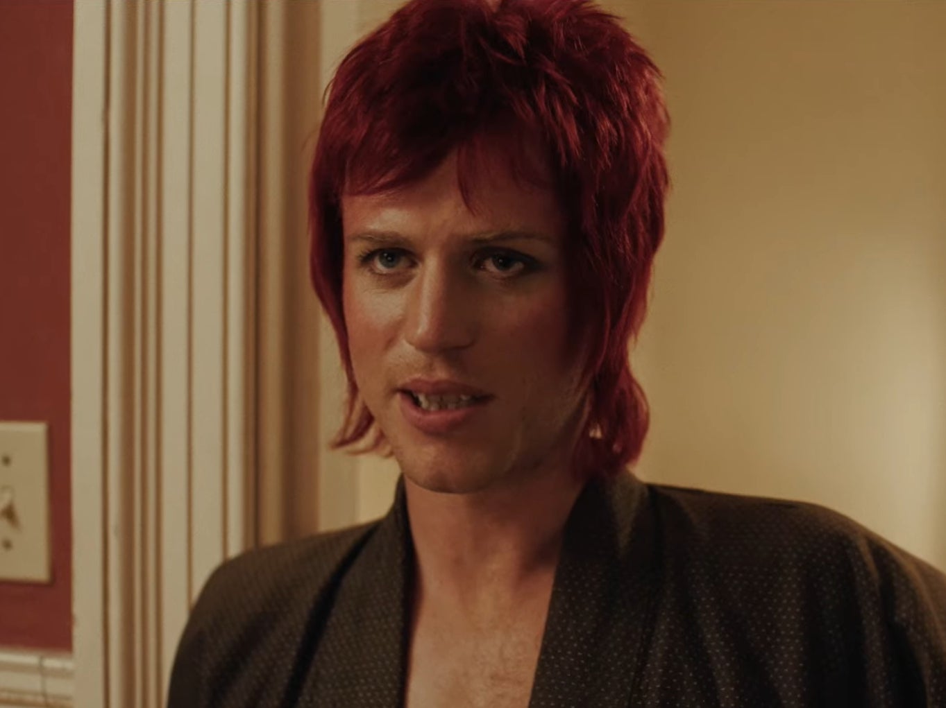 Fanáticos reaccionan al primer trailer de Stardust con Johnny Flynn como David Bowie