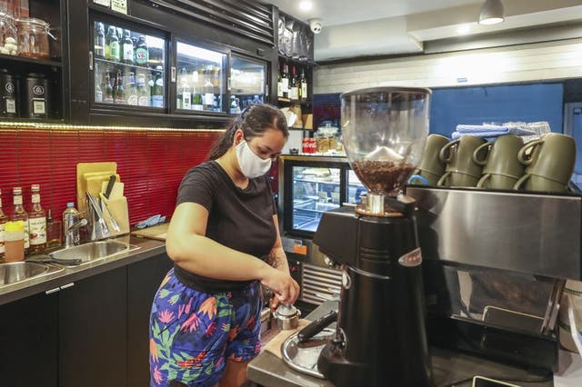 Una barista prepara café en un café en Melbourne, Australia.