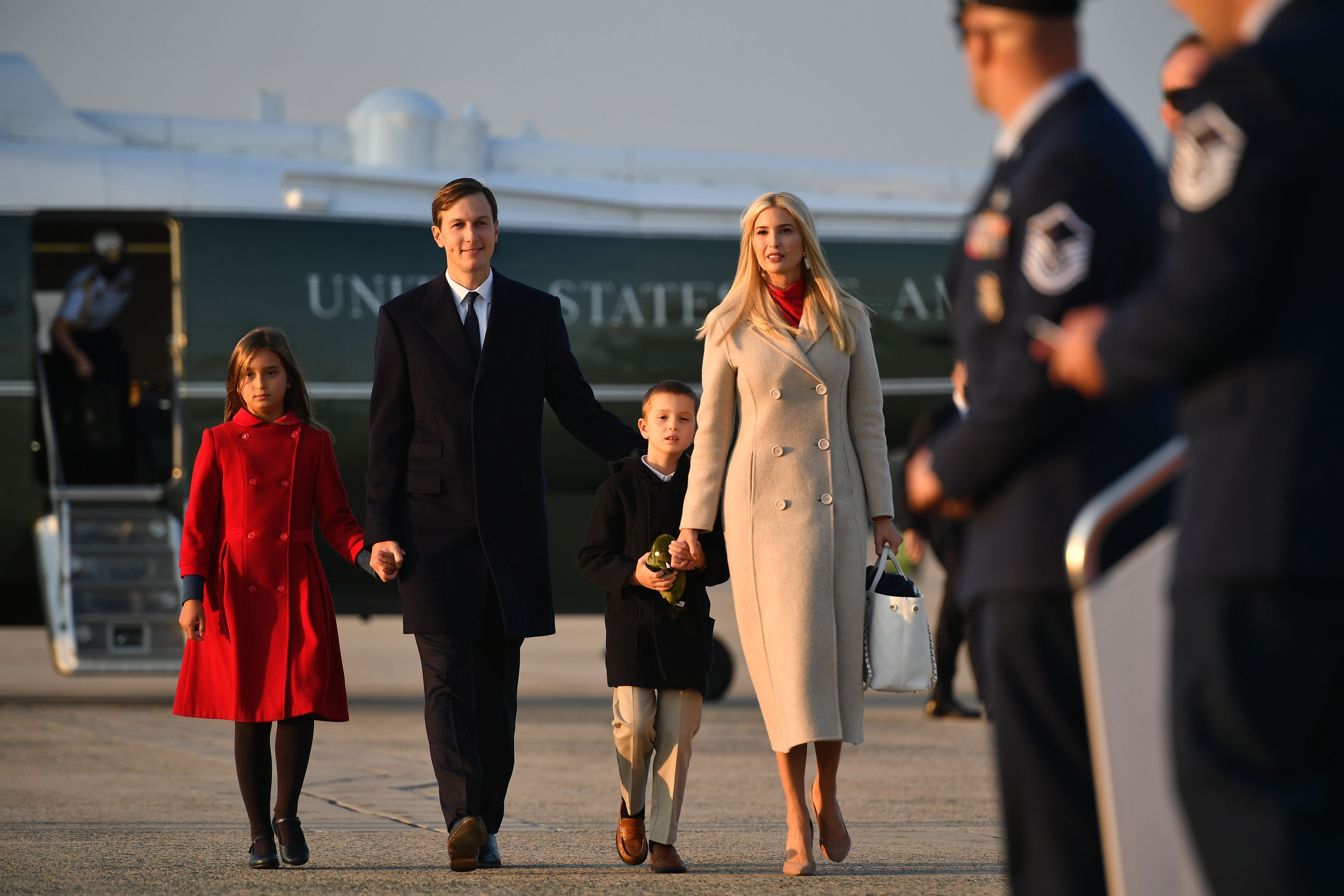 Ivanka Trump y Jared Kushner con sus dos hijos mayores: Arabella, de nueve años, y Joseph, de seis.