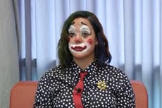 Funcionaria de salud vestida de payaso al anunciar muertes por Covid