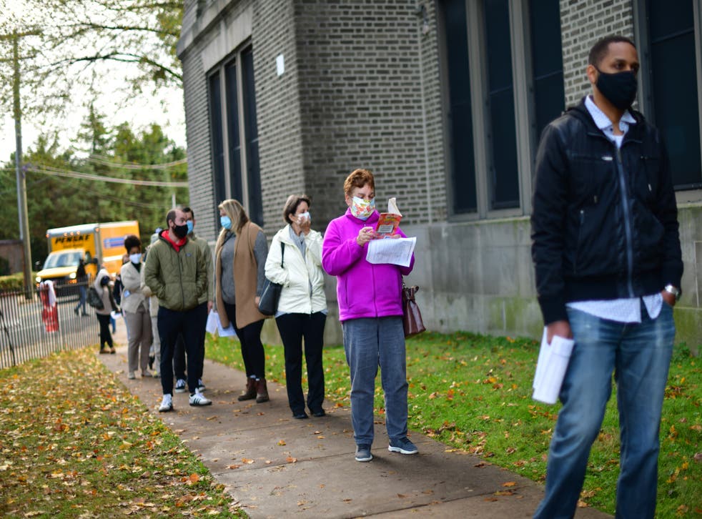 Los votantes hacen cola frente a un colegio electoral satélite el 27 de octubre de 2020 en Filadelfia, Pensilvania. 